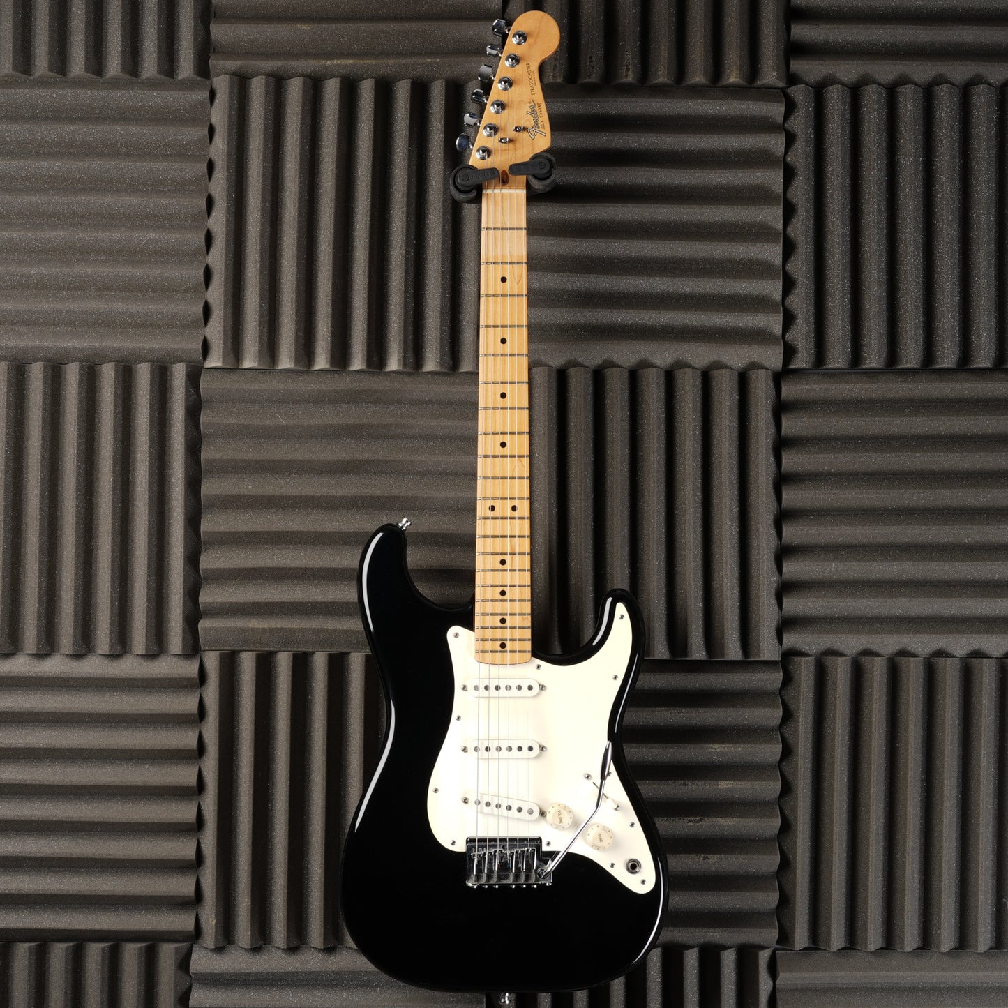 Fender Standard Stratocaster with Maple Fretboard 1983 - Black