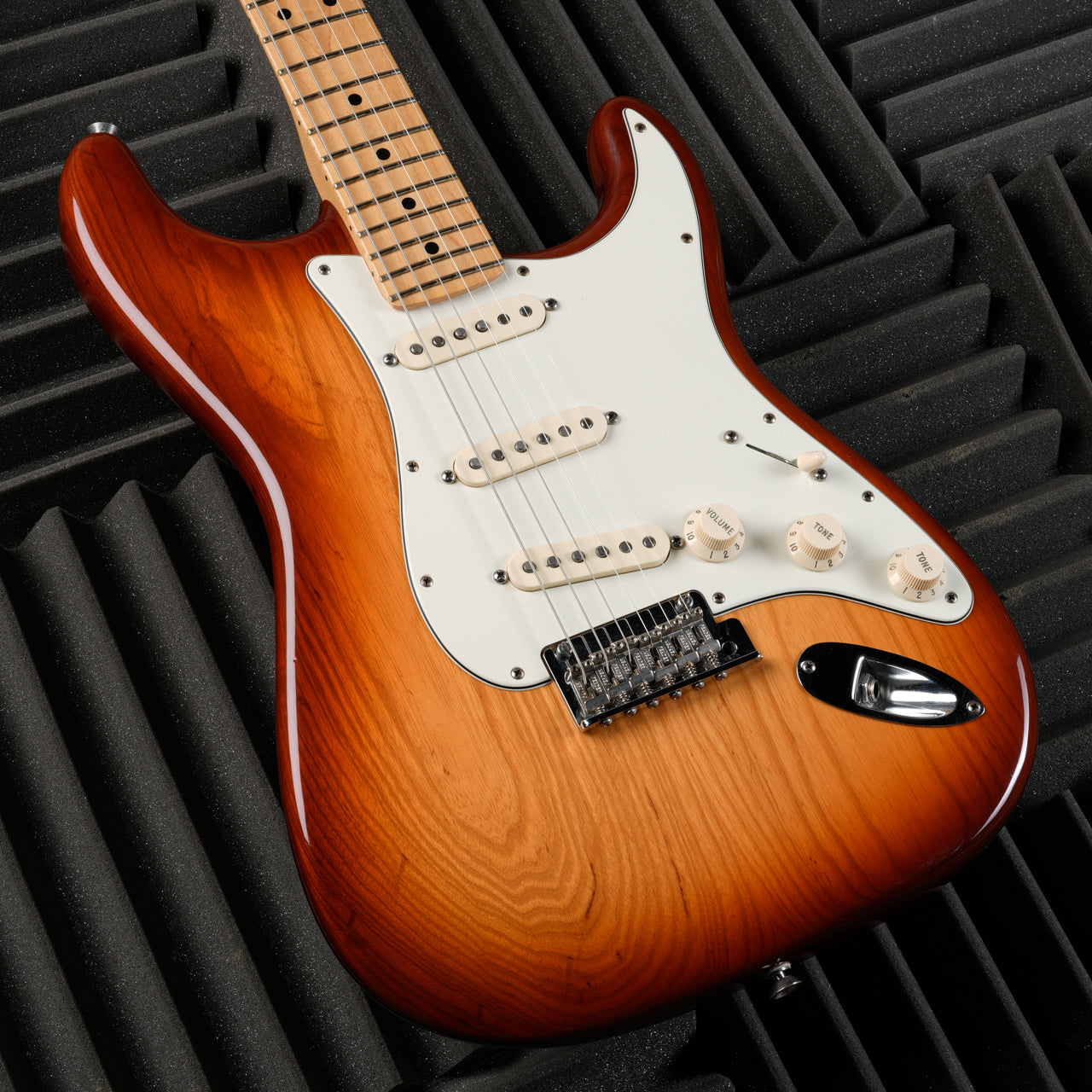 Fender American Standard Stratocaster with Maple Fretboard - 2016 - Sienna Sunburst