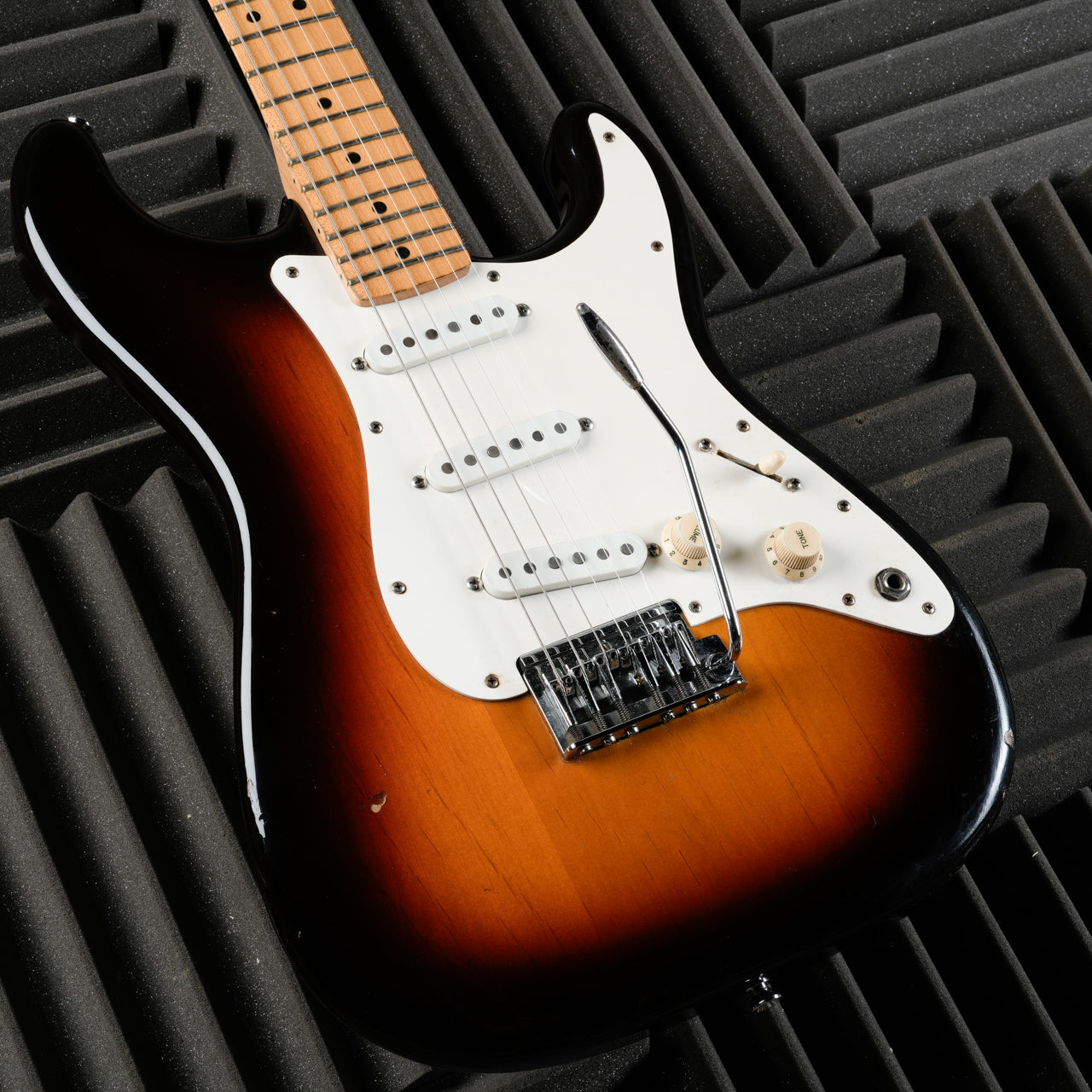 Fender Standard Stratocaster (2-Knob) with Maple Fretboard 1983 - Sunburst